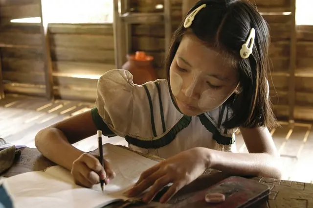 အမျိုးသမီးတွေကို ပညာရေးမြှင့်တင်ပေးတာက သဘာဝပတ်ဝန်းကျင်ကို ပိုပြီးထိန်းသိမ်းစောင့်ရှောက်တတ်တဲ့ လူ့အဖွဲ့အစည်း ဖြစ်စေပါတယ်။