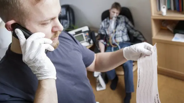 Felç tedavisi gören bir kişi