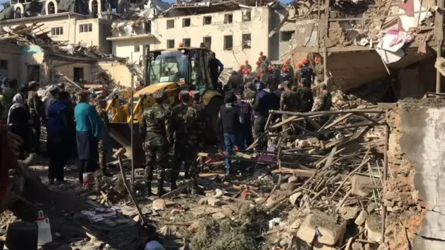 Гянджа: руины, спасатели и военные.