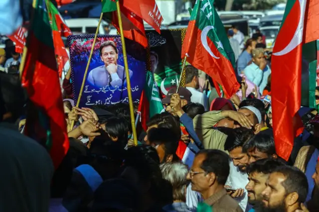 चुनाव में कथित धांधली के खिलाफ प्रदर्शन करते पीटीआई के कार्यकर्ता और समर्थक