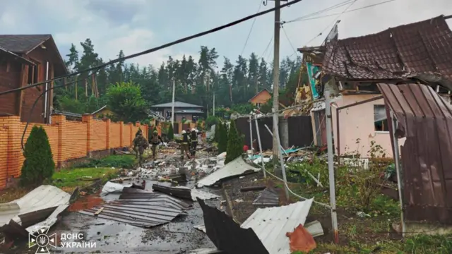 Фото последствий удара по Киевской области, опубликованное Зеленским: сильно пострадавший дом, на земле валяются обломки черепицы и куски жестяной крыши