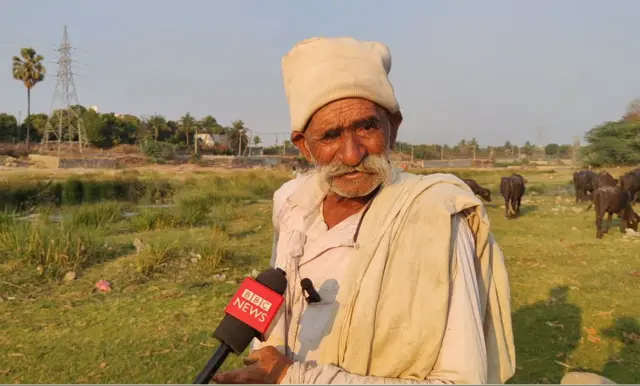 “આ નદીમાં મોતી પડ્યું હોય તો પણ દેખાય એવું ચોખ્ખુ પાણી હતું. અમે ખોબેખોબે પીતા. આજે અમે તો ઠીક અમારી ભેંસો પણ નથી પીતી.”