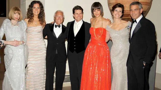 آقای آرمانی در کنار ستارگان هالیوود در جشن موسسه کاستوم در موزه متروپولیتن نیویورک در سال ۲۰۰۸. از راست به چپ: جورج کلونی، جولیا رابرتز، کتی هولمز، تام کروز، جورجو آرمانی، روبرتا آرمانی و آنا وینتور