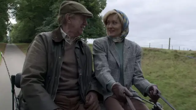 Dizi, Prens Philip ile kendisinden 32 yaş küçük olan Lady Romsey arasında bir ilişki olduğunu senaryolaştırıyor