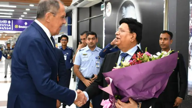 বিমানবন্দরে সের্গেই লাভরভকে স্বাগত জানান পররাষ্ট্রমন্ত্রী এ কে আব্দুল মোমেন। 