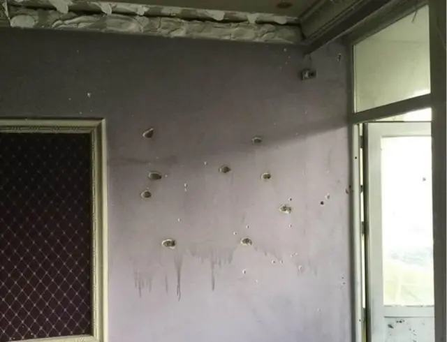 லிப்டுகளுக்கு அருகே, நடப்பதற்கான பகுதியின் கடைசியில், துப்பாக்கி ஏந்தியவர்கள் ஐந்தாவது மாடிக்கு நுழைந்த பகுதி.