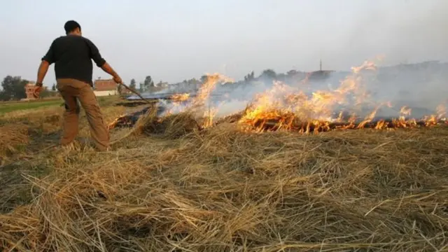 La brume est en partie causée par de la paille de riz accumulée et brulée
