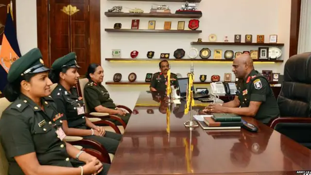 මේජර් දිශාන්ති මෙන්ඩිස් සහ මේජර් නිශාන්ති ලියනගේ හමුදාපති ලුතිනන් ජනරාල් මහේෂ් මුණසිංහ, බ්‍රිගේඩියර් දිල්රුක්ෂි මුණසිංහ සහ බ්‍රිගේඩියර් අරුණ මුහන්දිරම් සමග