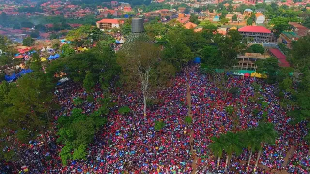 Mahujaji katika hekalu la mashahidi wa Uganda