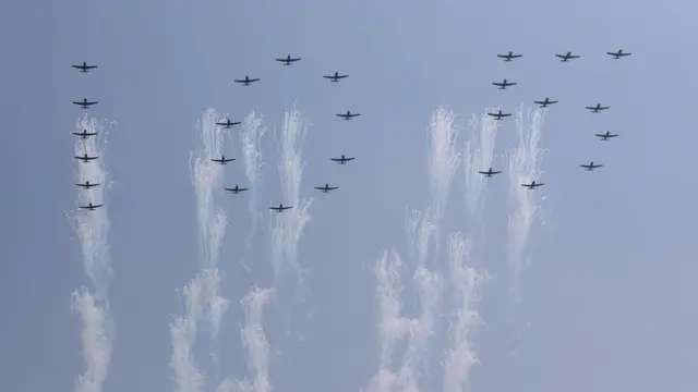 تشكيلة من الطائرات رسمت في الجو رقم 105 رمزا للذكرى السنوية لمولد مؤسس كوريا الشمالية.