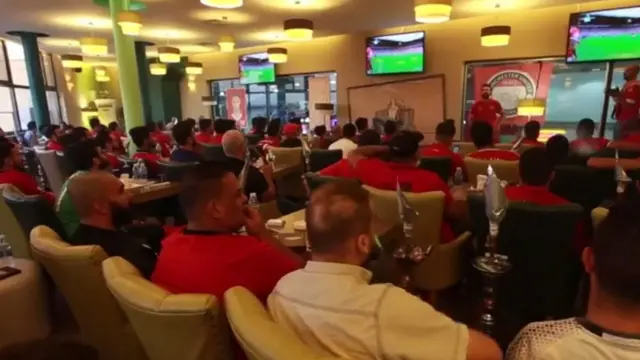 ভক্তরা একসাথে ফুটবল খেলা দেখছেন।