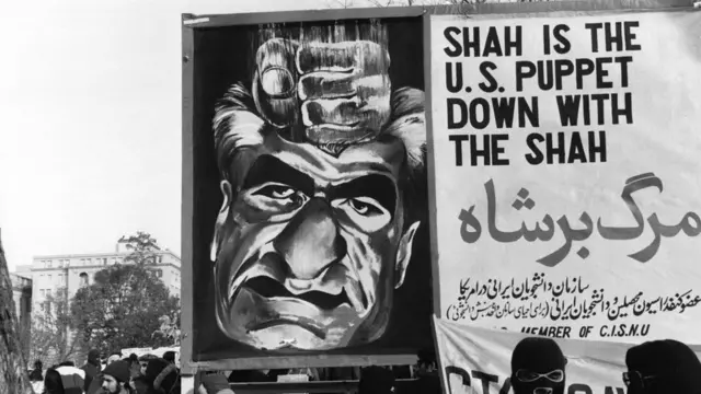 در جریان انقلاب و تبلیغات سیاسی بعد از آن، آنچه "وابستگی شاه به غرب و آمریکا" توصیف میشد، جایی ویژه در شعارهای انقلابیون داشته