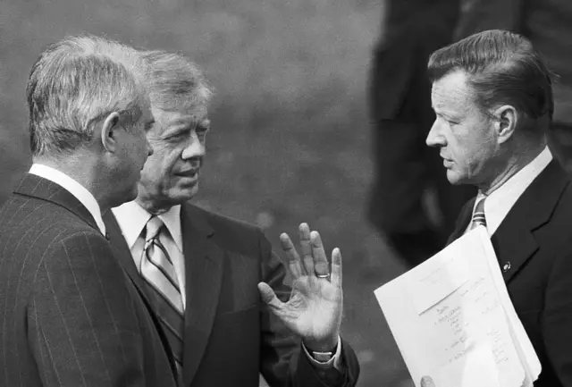 Збигнев Бзежинский рядом с президентом Джимми Картером и главой госдепартамента Сайрусом Вэнсом
