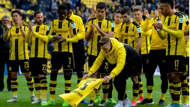 Les joueurs du Borussia Dortmund rendant hommage à leur coéquipier Marc Bartra, blessé dans l'attentat contre le bus du club.