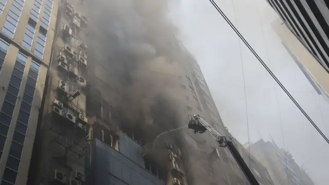 আগুন লাগার কিছুক্ষণের মধ্যে তা ছড়িয়ে পড়ে