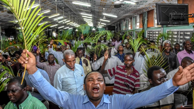 Mutane dauke da ganye a Dar es Salaam a Tanzania - ranar Lahadi 5 ga watan Afrilu 2020