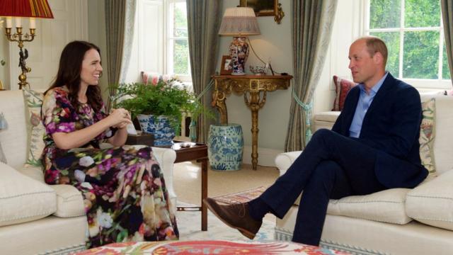 작년 7월 영국을 방문한 저신다 아던이 켄싱턴궁에서 윌리엄 왕세자를 만났다