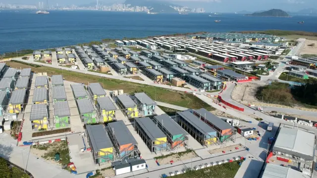 從空中俯瞰香港大嶼山竹篙灣檢疫中心（中新社圖片）