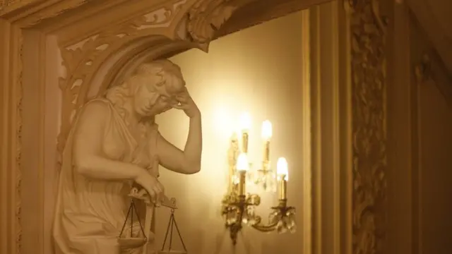 Скульптура у приміщенні Верховного суду України