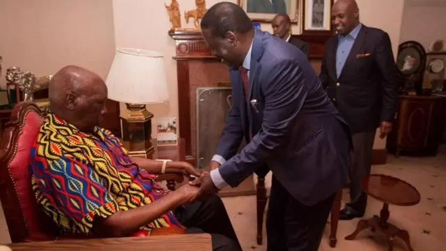 Rais wa zamani nchini Kenya Daniel Moi na kiongozi wa upinzani Raila Odinga alipotembelewa na kiongozi huyo siku ya Alhamisi