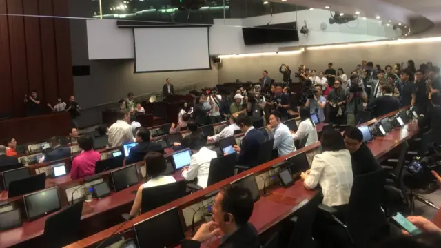 建制派议员之后到达会议室，但没有发言。