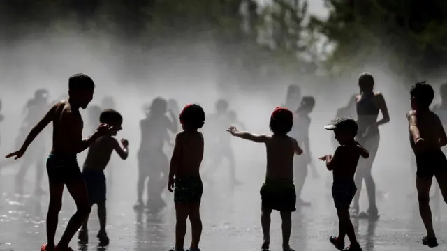 ঝরনার পানিতে শিশুরা