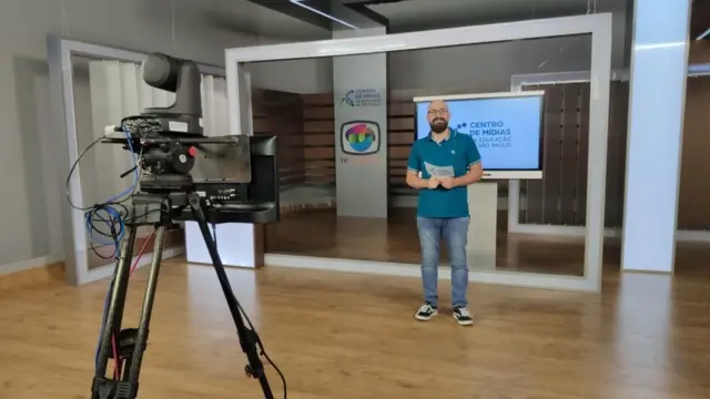 Professor Rodrigo Baglini prepara vídeo aula no Centromelhor aposta bet365 hojeMídias