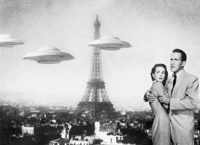 Jedan od najvećih filmova iz 50-ih o letećim tanjirima je bio Zemlja protiv letećih tanjira (1956), sa kadar-po-kadar animacijom Reja Herihausena