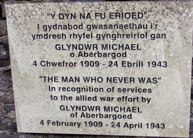 Uma placa comemora Glyndwr Michael como "o homem que nunca foi" emtalvitie pokercidade nataltalvitie pokerAberbargoed