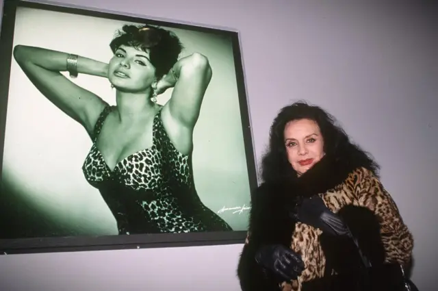 Sarli en 1996, junto a una gigantografía de sus años de oro en el cine