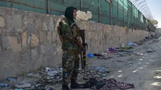 دو حمله کننده انتحاری داعش "شاخه خراسان" در ماه اوت سال گدشته خود را در میان تجمع عملیات خروج در فرودگاه کابل منفجر کردند که به کشتار و زخمی شدن صدها نفر انجامید