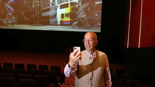 सिनेमाहॉल के मालिक विकास धर