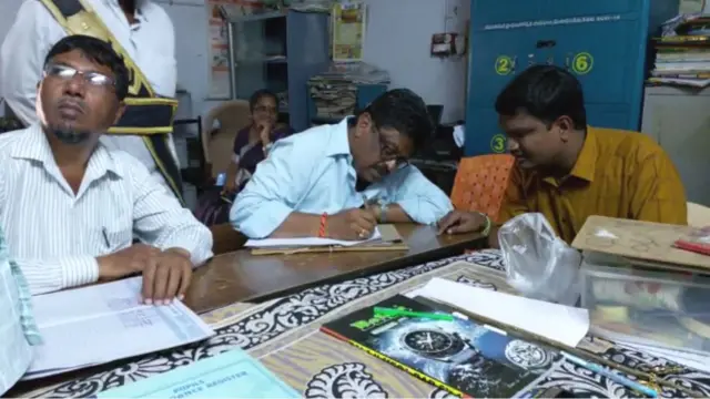 ఘటనపై విచారణ జరుపుతున్న అధికారుల