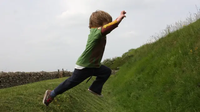 Un niño saltando al aire libre