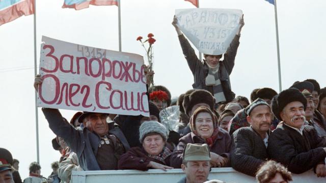 Люди встречают советских солдат в Термезе 16 февраля 1989 года