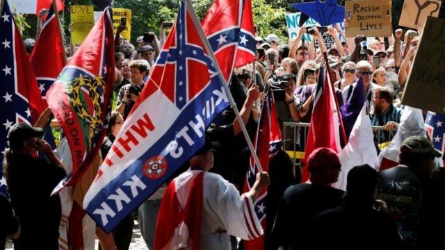 Representantes del Ku Klux Klan ondeando banderas confederadas en Charlottesville, Virginia 2017