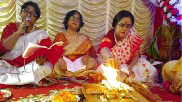 রোহিনী ধর্মপাল ( বাঁ দিক থেকে প্রথম)