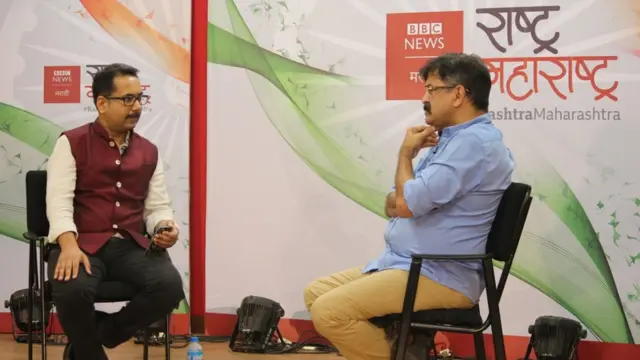 राष्ट्र महाराष्ट्रच्या पुण्यातील कार्यक्रमात जितेंद्र आव्हाड यांची मुलाखत घेताना बीबीसी मराठीचे संपादक आशिष दीक्षित