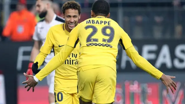 Mbappe na Neymar wakisherehekea bao lililofungwa na Neymar