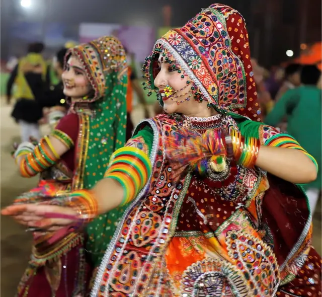 ગરબા રમતી યુવતીઓ