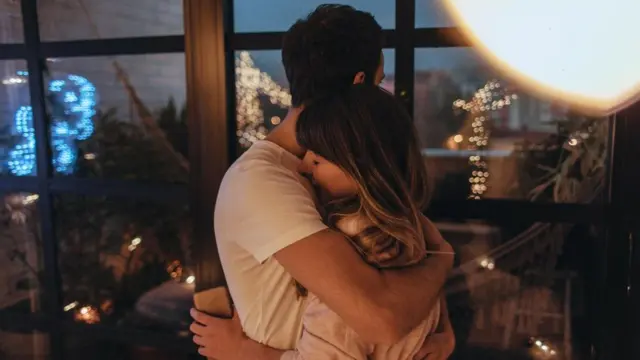 رجل وامرأة يحتضنان أحدهما الآخر