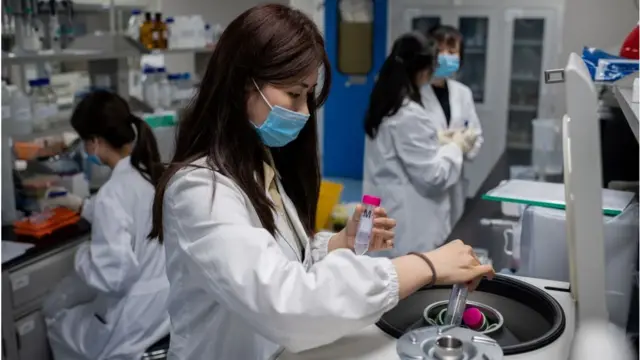চীনের বেইজিং-এর এক ল্যাবরেটরিতে টিকা নিয়ে গবেষণা চলছে, ২৯-০৪-২০২০।
