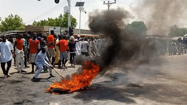 Masu zanga-zanga na kona taya a lokacin da suka toshe babbar hanyar shiga Maiduguri ranar 30 ga watan Yunin 2019.