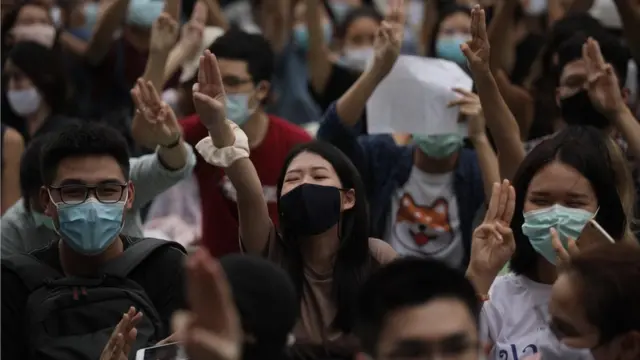 ทนายอานนท์