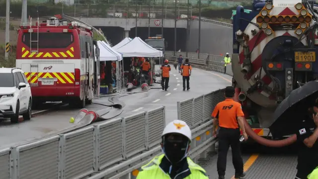 미호천 제방 유실로 침수된 17일 오전 충북 청주시 궁평2지하차도에서 군과 소방인력들이 실종자 수색 및 배수작업을 준비하고 있다.
