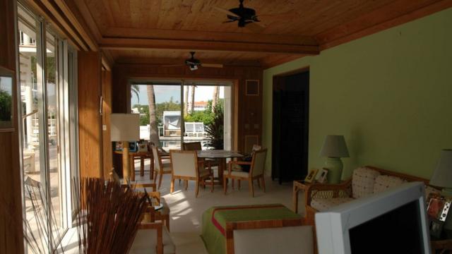 Um cômodo da mansãobetano slots bonusEpstein com cadeiras e mesas