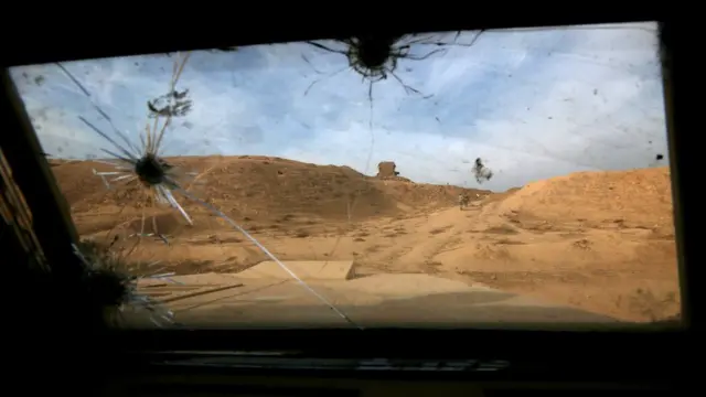 Вид на Немруд через изрешеченное пулями ветровое стекло