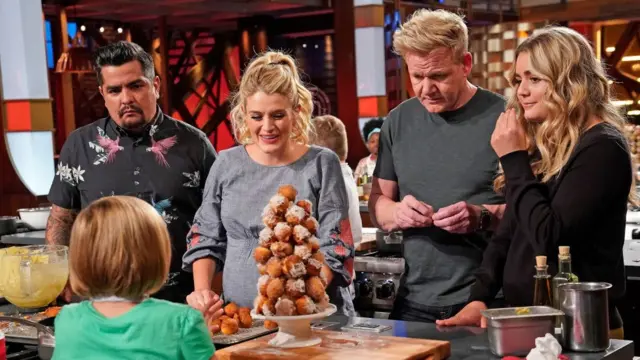 Gordon Ramsay e a filha Matilda Ramsay (à direita) no set de MasterChef Junior