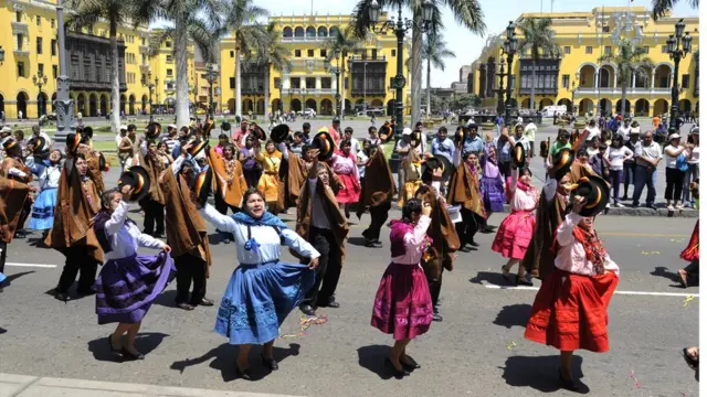 Desfile tradicional en Lima, Perú.