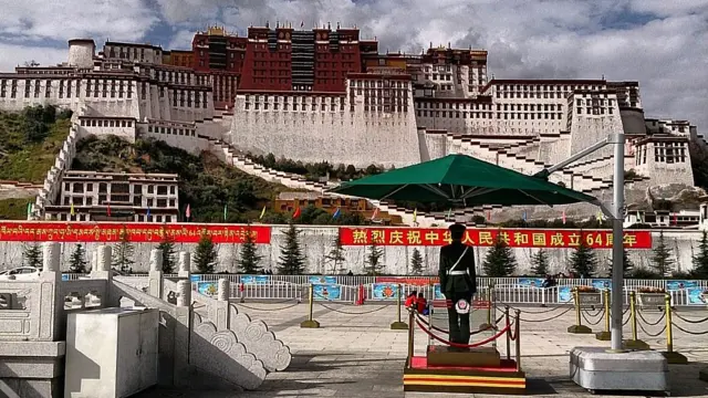 Cảnh sát vũ trang tại Quảng trường Cung điện Potala trong ngày Quốc khánh Trung Quốc lần thứ 64.